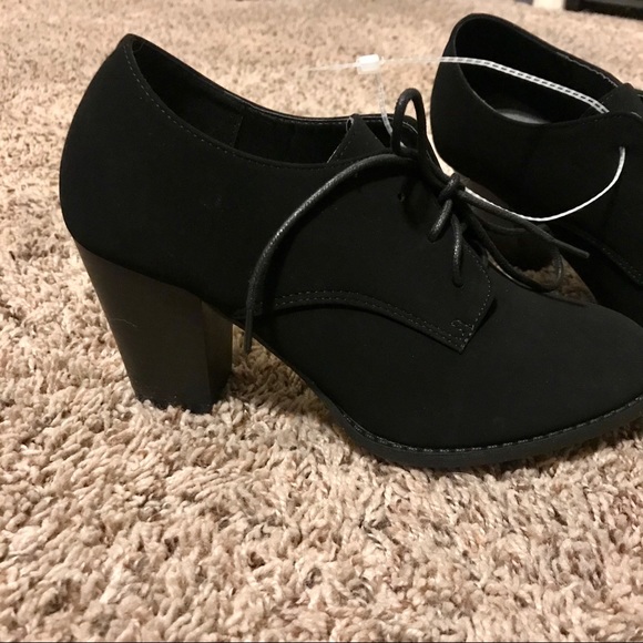 💋SOLD! NEW Black Suede Heeled Booties size 8M - Picture 2 of 6